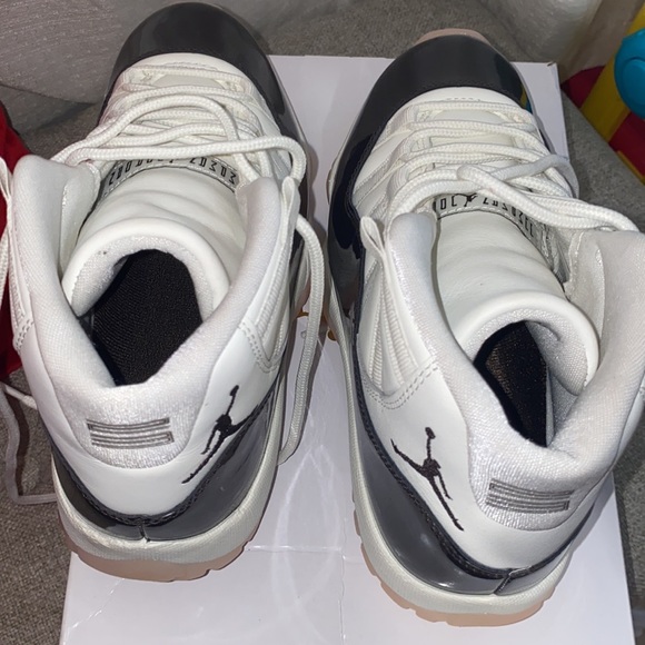 Womens Air Jordan 11 Retro - Picture 4 of 5